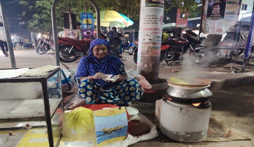 পিঠায় চলে লতার জীবন