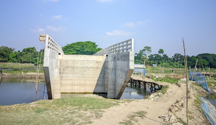 সেতু আছে সড়ক নাই!