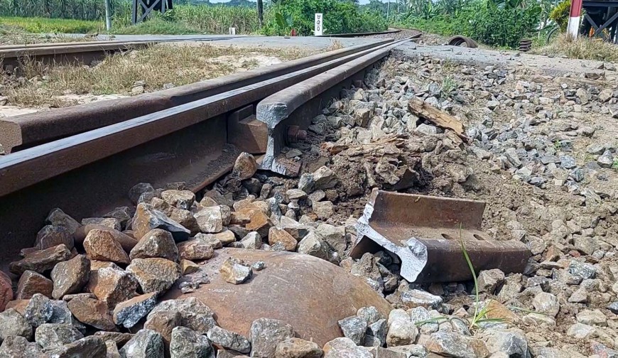 লাগেজ বগির স্প্রিং ভেঙে ট্রেন চলাচল ব্যাহত