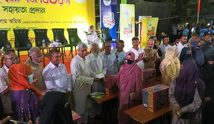 প্রশিক্ষণ শেষে সেলাই মেশিন পেয়ে বেজায় খুশি নারীরা