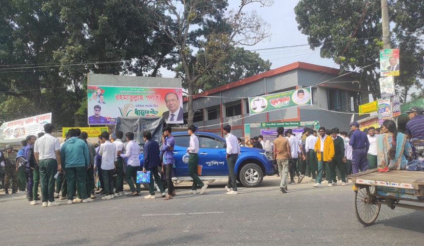 চার স্কুলে পরীক্ষা স্থগিত করায় সাতক্ষীরায় উত্তেজনা