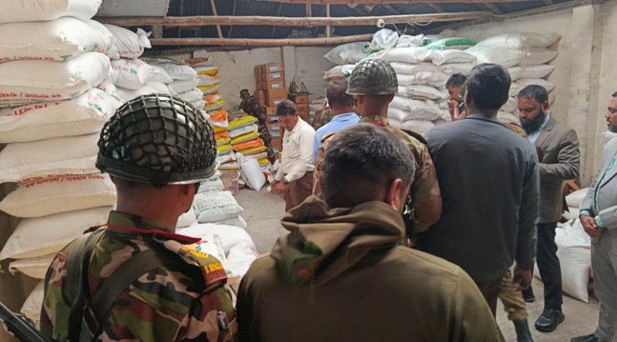 সেনাবাহিনীর অভিযানে ঝিনাইদহে বিপুল সার উদ্ধার