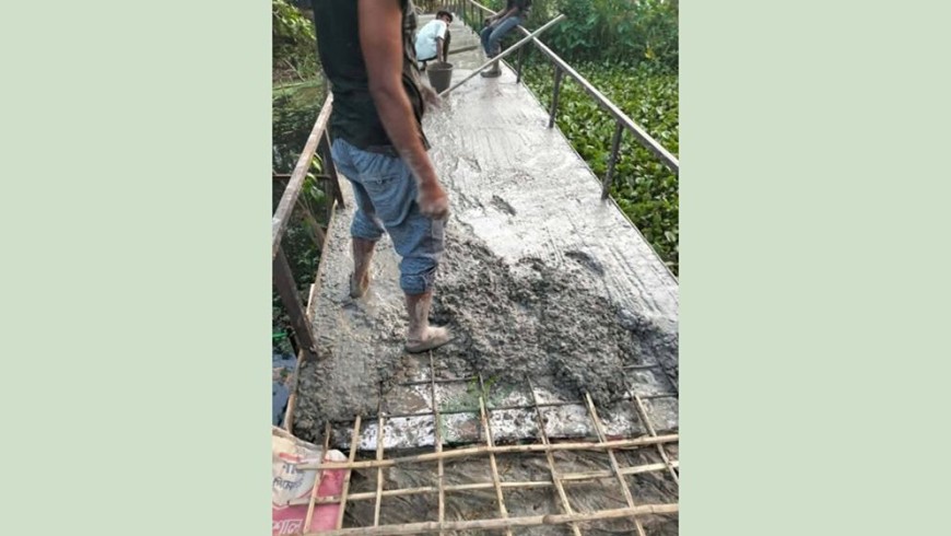 ব্রিজের ঢালাইয়ে রডের পরিবর্তে বাঁশ!