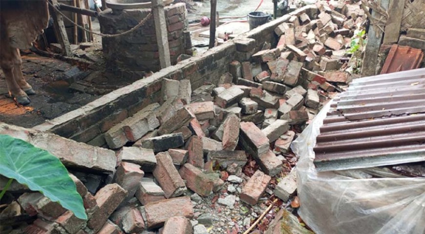 মেহেরপুরে প্রতিবেশীর বাড়িতে হামলা ভাঙচুর, নারী-শিশু আহত