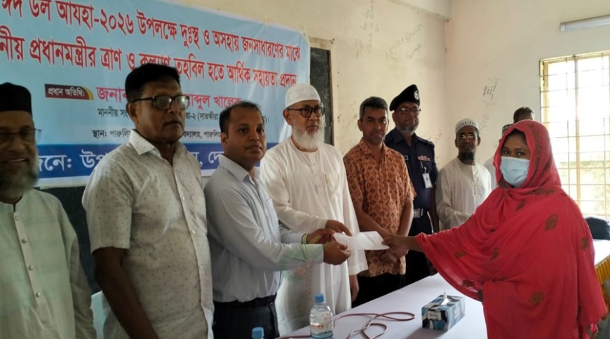 দেবহাটায় দুস্থদের মাঝে প্রধানমন্ত্রীর আর্থিক অনুদান প্রদান