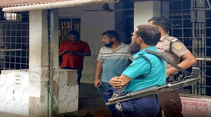 খুলনায় মসজিদে নামাজ চলাকালে সন্ত্রাসীদের গুলি, দুই মুসল্লি জখম