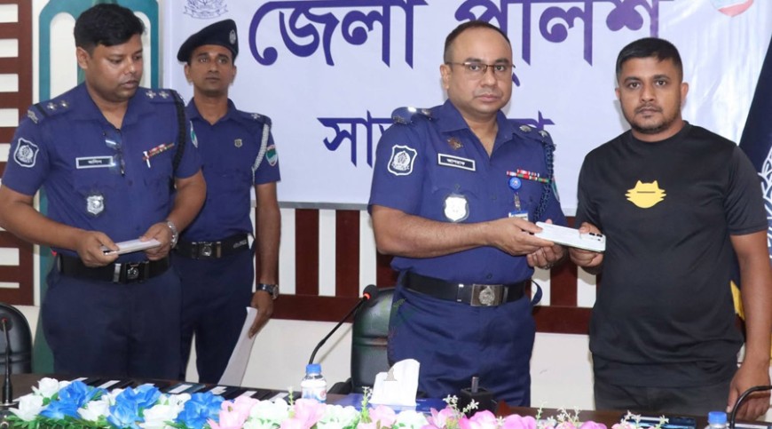 সাতক্ষীরায় উদ্ধার মোবাইলফোন ও টাকা প্রকৃত মালিকদের হস্তান্তর