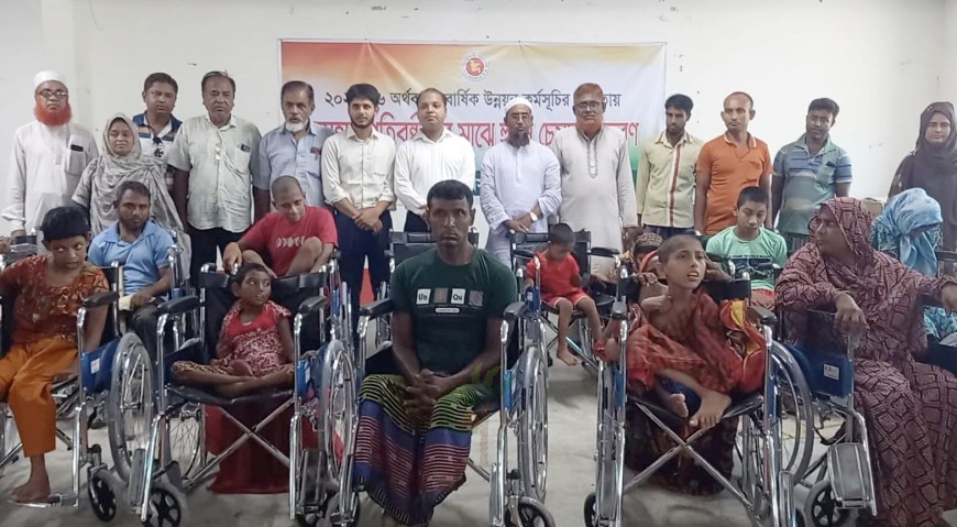 দেবহাটায় প্রতিবন্ধীদের হুইলচেয়ার প্রদান