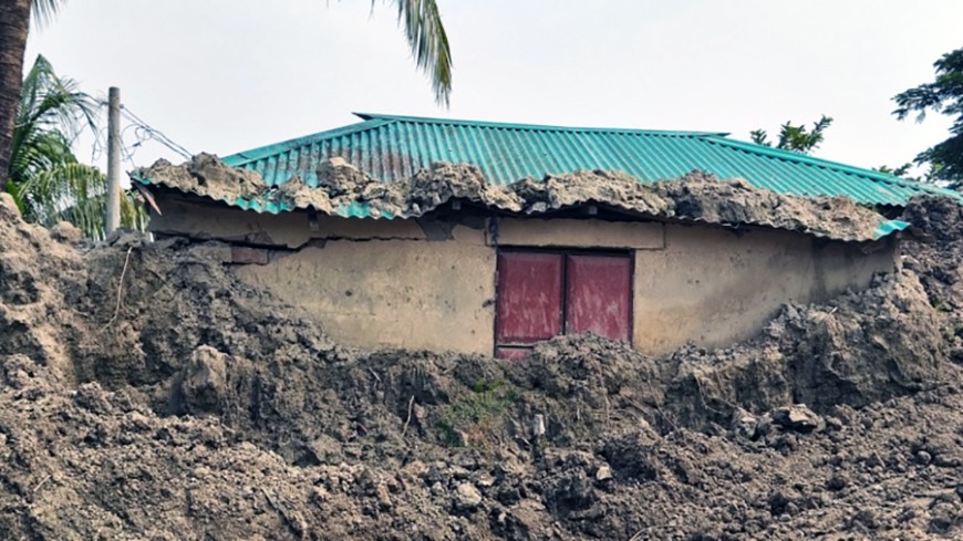 নদীর মাটিতে চাপা পড়ছে অসহায় মানুষের আশ্রয়স্থল!