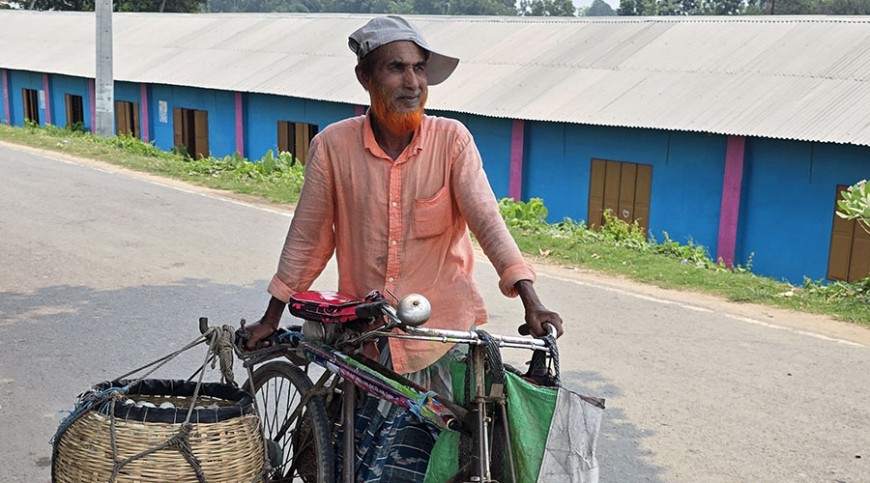 সর্বস্ব হারিয়েও থামেননি লাল মিয়া