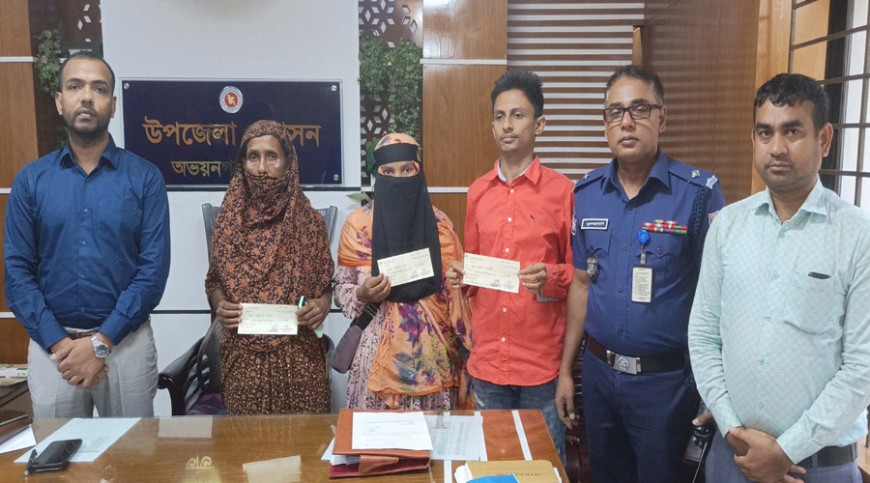 অভয়নগরে দুর্ঘটনায় হতাহত পরিবারের মাঝে সরকারি সহায়তা প্রদান