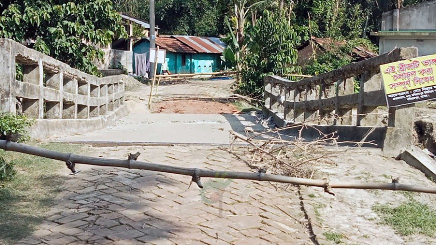 পুরনো সেতু ভেঙে যাওয়ায় দুর্ভোগে দু’পারের মানুষ