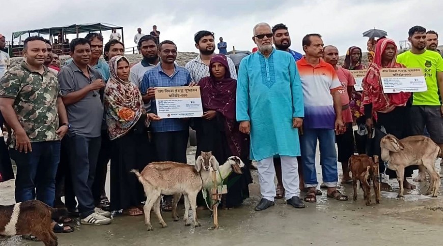সুন্দরবনে ৩১ বাঘ বিধবার মাঝে ছাগল বিতরণ