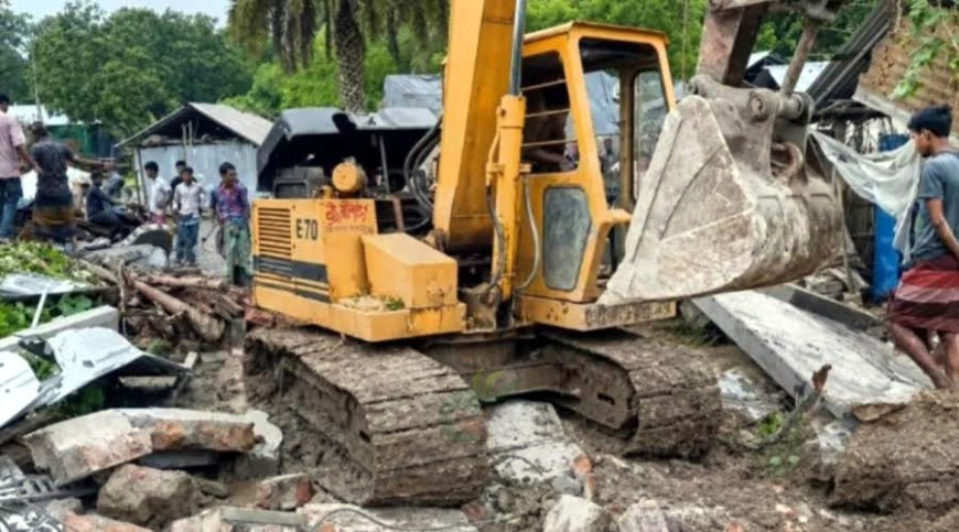 প্রথম স্ত্রী নিয়ে দেশ ছাড়লেন প্রবাসী, বুলডোজারে বাড়ি গুঁড়িয়ে দিলো দ্বিতীয় পক্ষ